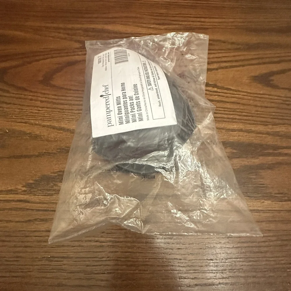 Pampered Chef Mini Oven Mitts #100176‎ Silicone Potholders Black New Sealed